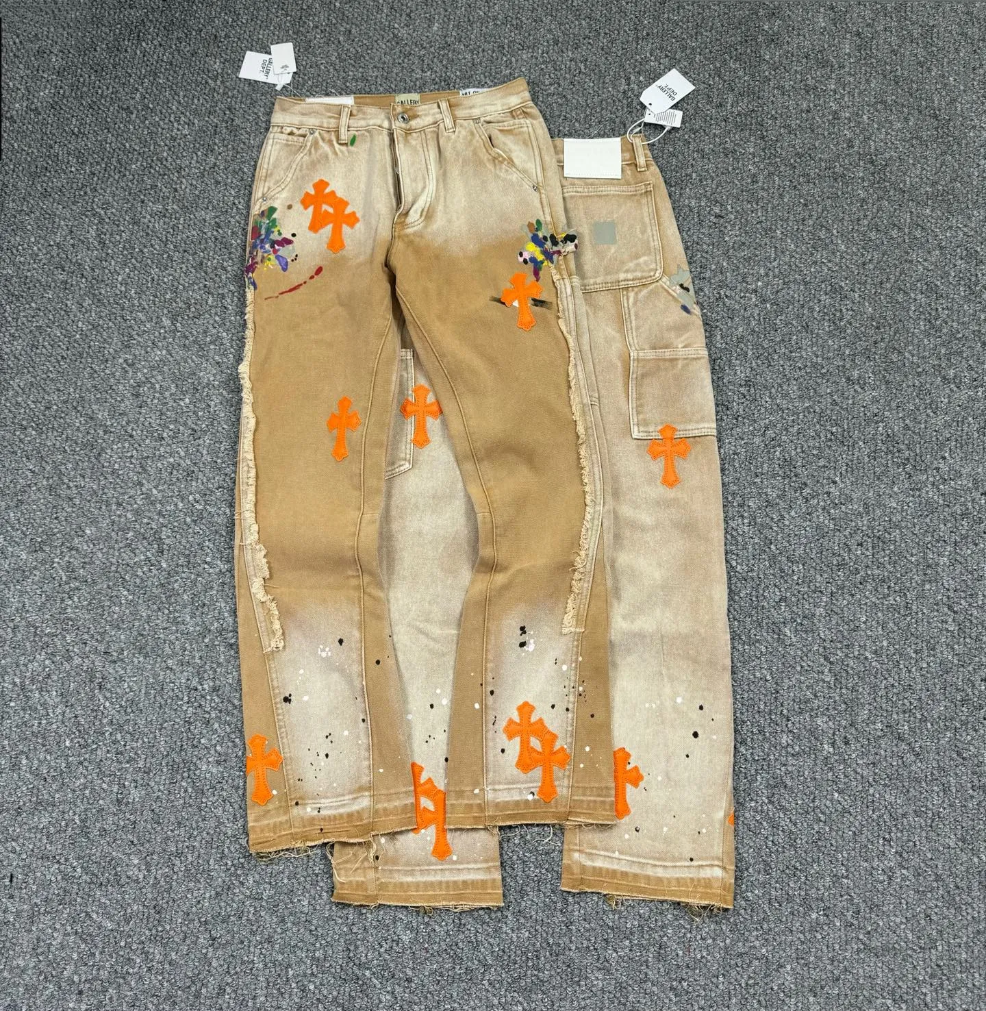 P250 Style No.: H888 GALLERY DEPT. & 𝐂𝐡𝐫𝐨𝐦𝐞 𝐇𝐞𝐚𝐫𝐭 Croxin co-branded ss25 wood splash ink hand-painted stitching multi-pocket bootcut jeans. Styles with different washed textures are very friendly to people with thin legs. The bootcut style perfectly modifies the leg shape. The timeless and moderate length makes it easy to match and match. It is the basis for various styles and is a must-have in your wardrobe! The fabric is stiff but also makes the upper body soft without losing texture. The washing process is even more perfect. It is a must-have item for everyone! ! ! Washed wheat, tag, pants label, three labels complete Color: Khaki Size: 28-30-32-34-36